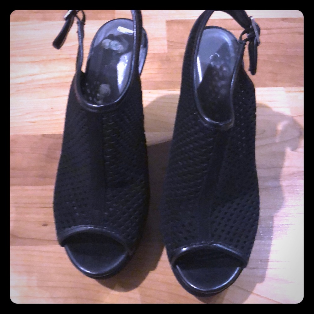 Black wedges
